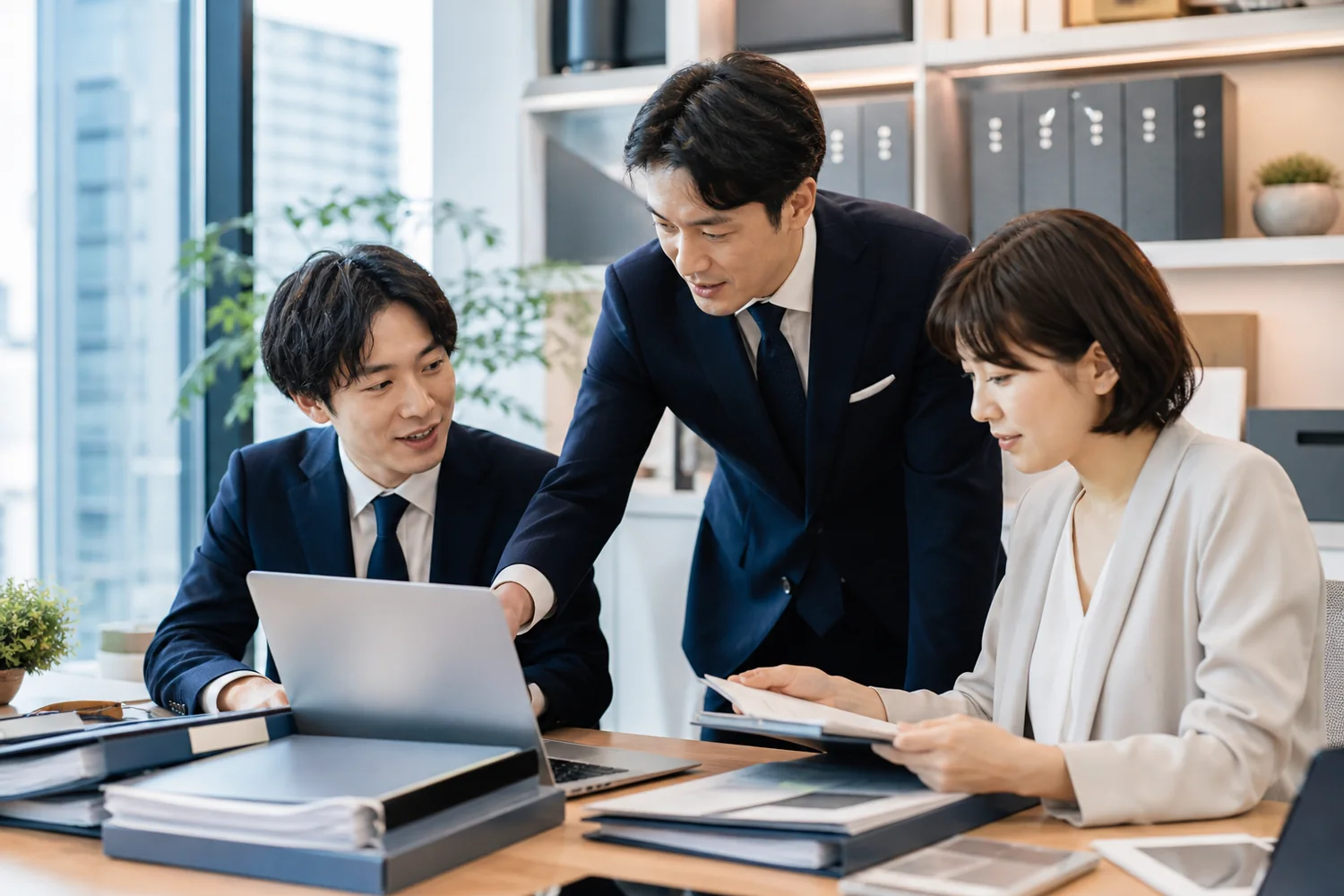 承継準備に必要な資料を整理する相談風景